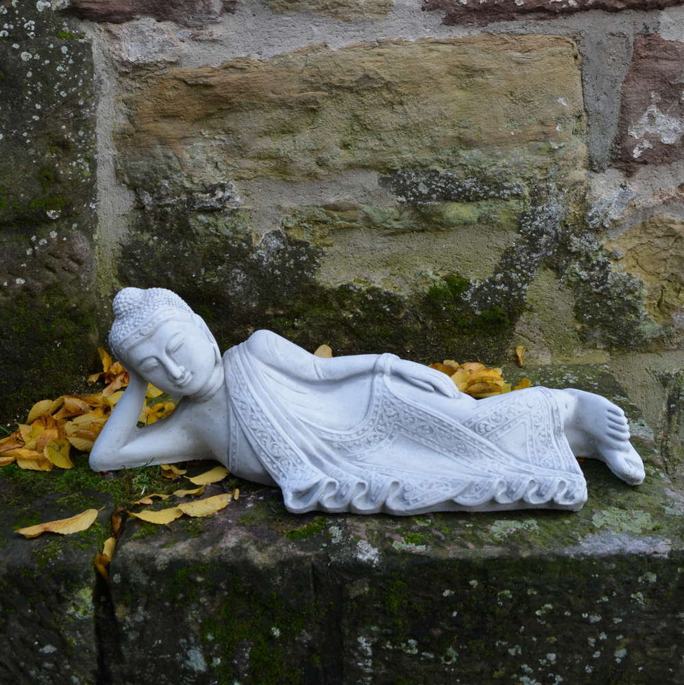 Bouddha allongé en pierre