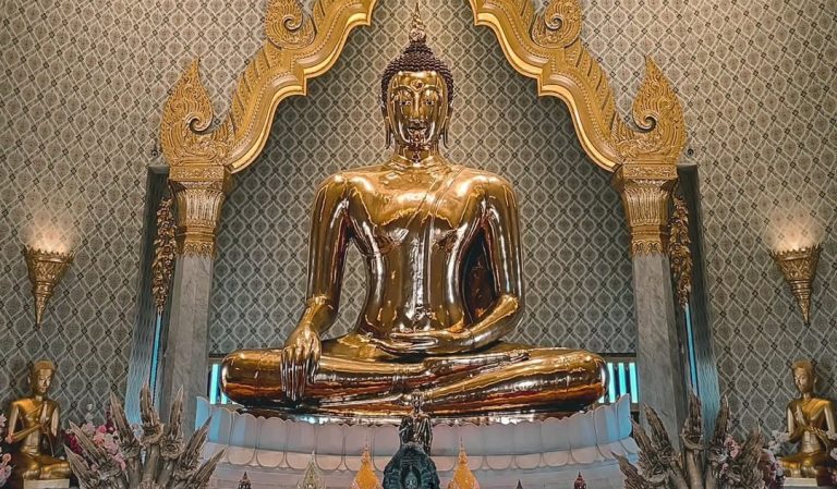 Photographie de la plus grande statue de Bouddha en or au monde, située au Wat Traimit, à Bangkok, Thaïlande. Elle mesure 3,78 mètres de diamètre et 4,8 mètres de hauteur.