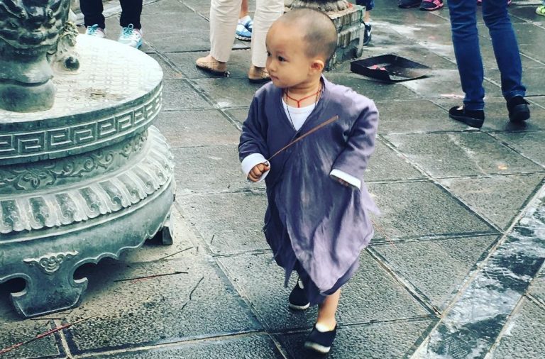 Dans le bouddhisme, dès le début de l la grossesse, un être vivant existe.