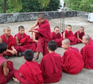 robe rouge moine bouddhiste bouddhisme devenir bouddhiste bouddha siddharta gautama