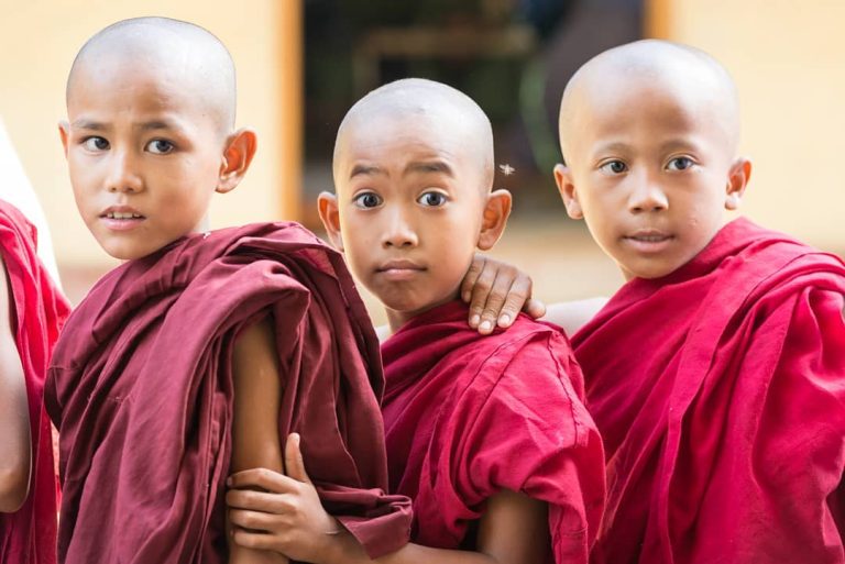 Devenir un bouddha est le but de chaque moine. Ici des jeunes moines bouddhistes à Magwe en méditation, portant leurs robes traditionnelles et suivant la tradition monastique en Birmanie.