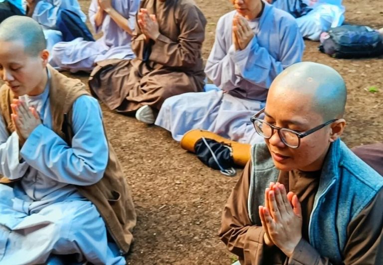 Moines vietnamiens méditant sur l'importance de la vie dans le bouddhisme, et ce, dans un cadre naturel paisible.