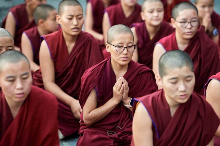 Le bouddisme et le don d'organes est un sujet complexe. Cette nonne qui médite appelle à prendre une décision éclairée comme l'a enseigné Bouddha.