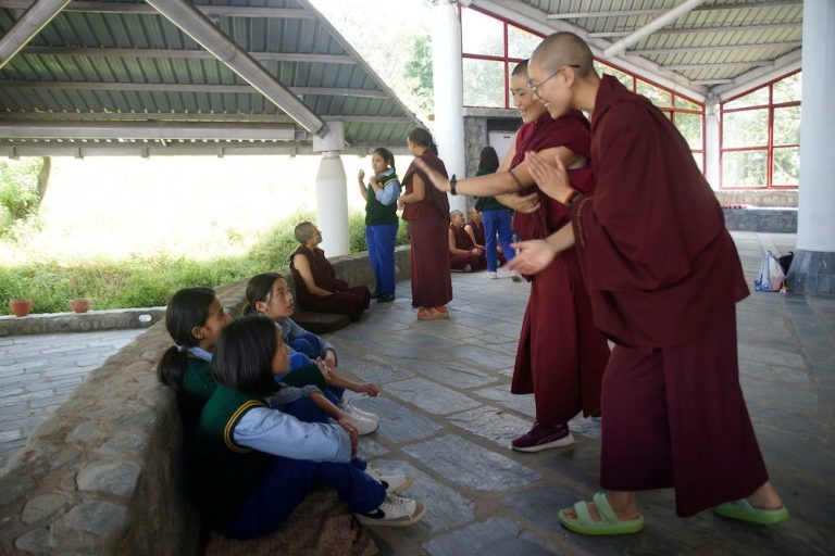 Des étudiants tibétains apprenant le débat monastique au couvent de Dolma Ling, développant leur pensée critique et logique. Dans le bouddhisme, la compassion fait partie de la pensée bouddhiste.
