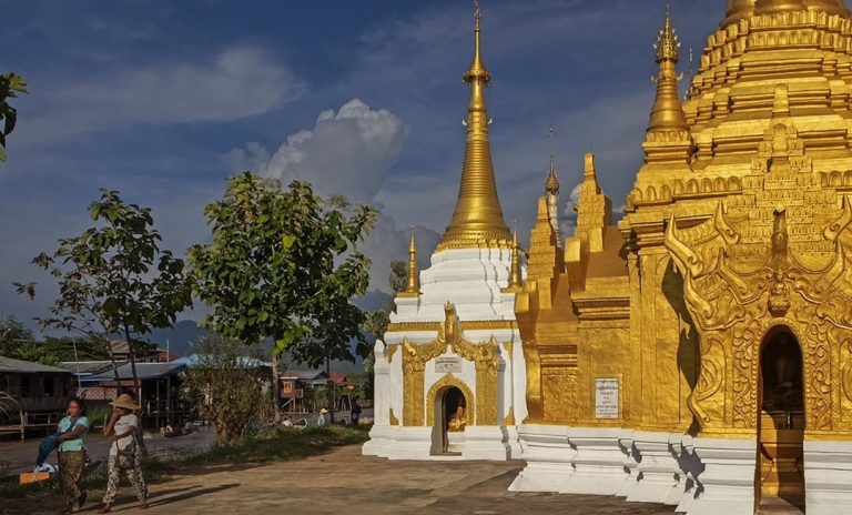 Image d'une pagode dorée en Birmanie avec une architecture majestueuse.