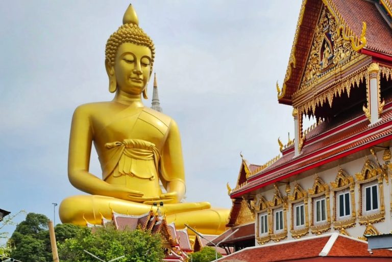 Photographie de la statue du Bouddha en train de méditer au Temple Paknam Phasi Charoen à Bangkok, Thaïlande, un symbole de paix et de sérénité. La méditation permet d'atteindre l'illumination selon les croyances bouddhistes.