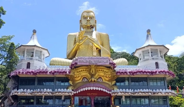 Photographie du Temple d'Or de Dambulla au Sri Lanka, un site bouddhiste avec des statues et des peintures murales dans une grotte. L'amour et le bouddhisme forment bon bon duo intrigant.
