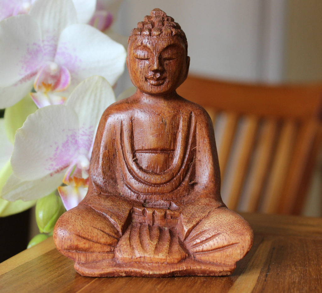 Bouddha assis en bois en train de méditer