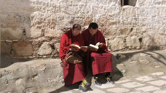 Moine tibétain en robe bordeaux