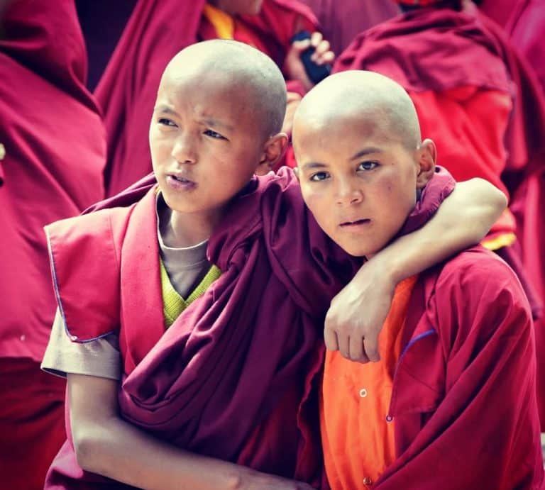 Bouddhisme et amitié spirituelle : la force du lien sur la voie de l’éveil